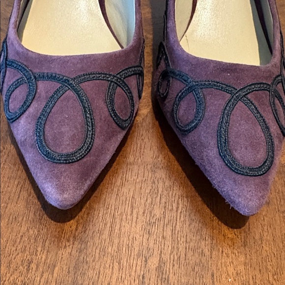 Enzo Angiolini pumps 2.5” heeled shoes suede purple plum Navy trim
Size 7.5 - Picture 3 of 11